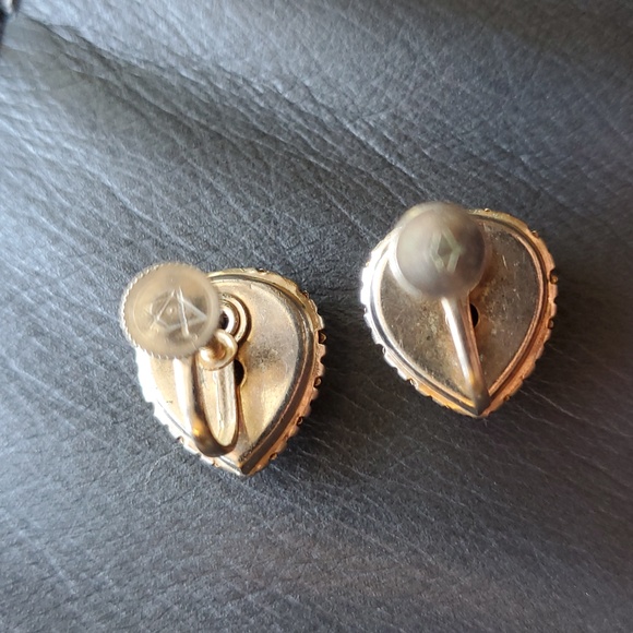 Vintage Vargas Signed Heart Shaped Purple Crystal Silvertone SCREW BACK Earrings - Picture 4 of 6